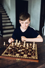 a-boy-plays-chess-at-home-during-quarantine-leisur-8KDNJVP.jpg